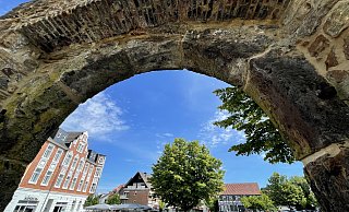 Der Lübbecker Marktplatz ist auch ein Veranstaltungsort. Die Außengastronomie wird bereits gut angenommen. Im August wird dort wieder das Lübbecker Bierbrunnenfest gefeiert. - Heike von Schulz