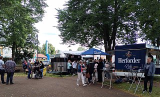 Obwohl es zwischendurch regnen wagen sich nicht wenige Löhner auf das Fest in Mennighüffen. - Gabriele Freimuth