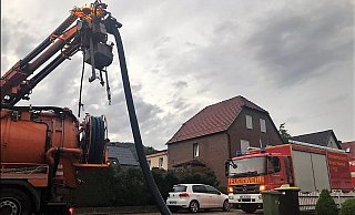 Es wird kräftig gepumpt. In Beverungen kam der ABC-Zug des Kreises zum Einsatz, weil ÖL auszulaufen drohte. - Feuerwehr Steinheim