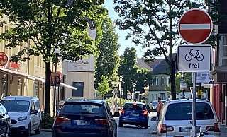 Am ersten Tag des einjährigen Verkehrsversuchs in der Innenstadt haben noch längst nicht alle Autofahrer die Verbotsschilder registriert. - Burkhard Hoeltzenbein