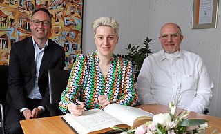 Beim Eintrag in das Goldene Buch der Stadt: Bürgermeister Theo Mettenborg gemeinsam mit Iris Bettinger und Marco Rückl (v.l.) - pbm