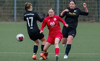 Ryke Tela Berkowitz (Mitte) von Arminias Westfalenliga-B-Juniorinnen hat es in dieser Szene gleich mit zwei Gegenspielerinnen zu tun. - Andreas Zobe