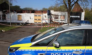 Noch einmal kehren nach dem Großbrand in Höxter Polizei, Sachverständige und Schadensregulierer an die Brandruine des Schützenhauses zurück. Fotos (5): David Schellenberg - David Schellenberg