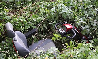 Beide Männer wurden unter dem Scooter eingeklemmt. - Polizei Minden-Lübbecke