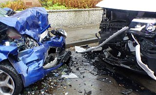 In einer Kurve der Bodelschwinghstraße stießen die beiden Fahrzeuge aus bisher ungeklärter Ursache zusammen. - Polizei