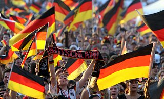 Unter die deutschen dürften sich auch ein paar französische Fahnen mischen, denn Paderborn ist zur Fußball-EM zusammen mit Bad Lippspringe Gastgeber für die französische Nationalmannschaft. - Kay Nietfeld