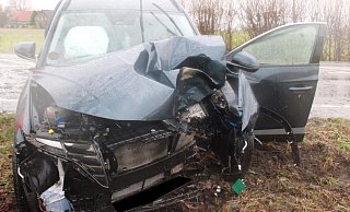 Das Auto wurde bei dem Unfall stark beschädigt. - Polizei Minden-Lübbecke