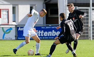 Die Theesener (weißes Trikot) hatten Westenholz fast immer sicher im Griff. - Andreas Zobe