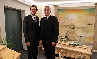 Generationenwechsel: Seit dem 1. Januar ist Philipp Niemann (links) Geschäftsführer des Bestattungshauses Niemann. Sein Vater Jürgen Niemann ist stolz, dass sein Sohn in seine Fußstapfen tritt. - Shannon-Lee Bendig
