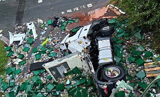 Bei nasser Fahrbahn stürzte ein Lkw eine Böschung hinunter und verteilte tonnenweise Trauben. - NW