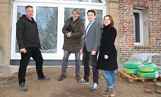Noch ist das Mehrgenerationen-Wohnprojekt eine Baustelle. Bis 30. Juni soll sich das laut Volker Horstmann (v. l.), Andreas Steinmeier, Julian Horstmann und Victoria Horstmann ändern. - Frank Hartmann