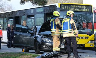 Ein Autofahrer aus Bünde nahm nach ersten Erkenntnissen dem Schulbus auf der Weseler Straße die Vorfahrt. - Katharina Eisele