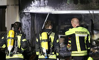Großeinsatz für Feuerwehr und Rettungsdienste am Sonntagabend am Otternbuschweg: Mehr als 150 Einsatzkräfte von Feuerwehr und Polizei waren im Einsatz. Mindestens zehn Menschen wurden verletzt, einer von ihnen schwer. - Claus Frickemeier