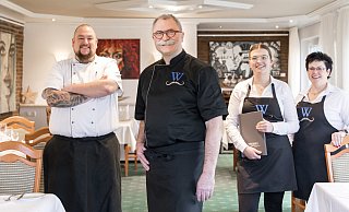 Küchenchef Matthias Chimento (l.), Inhaber Frank Wiegand, Serverviceleiterin Yvette Thorwirth und Stelle-Mari Niemann sind stolz auf die Auszeichnung. - Klaus Lorke NO LIMIT FOTODESIGN / Germany