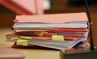 Ein 60-Jähriger aus dem Kreis Gütersloh soll seinen zehnjährigen Stiefsohn sexuell missbraucht haben. Jetzt hat ihn das Gericht zu einer Gefängnisstrafe verurteilt. - David Young