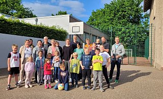 Eltern und Kinder in Stift Quernheim fordern bessere Spielmöglichkeiten für den Nachwuchs. Sie wollen, dass der Schulfhof der Grundschule besser genutzt und der Basketballkorb wieder aufgehangen wird. - Archivbild: Florian Weyand