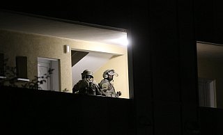 Bei einem SEK-Einsatz in der Nacht von Sonntag auf Montag wurde eine Wohnung durchsucht und Beweismaterial sichergestellt. - Claus Frickemeier