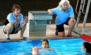 Bringen Kindern das Schwimmen bei: Silke Thoms (l.) und Brigitte Zippert vom Gütersloher Schwimmverein. - Andreas Frücht