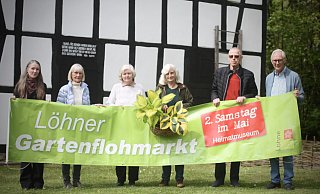 Die Organisatoren Sonja Voss (v. l.), Margret Nesenhöner, Waltraud Troche, Lisa von Bargen, Wilfried Held und Karl-Heinz Bernsmeier freuen sich auf den Gartenflohmarkt am Heimatmuseum. - Felix Eisele