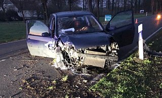 Der schwer beschädigte Ford Fiesta auf der Gütersloher Straße. - Polizei Bielefeld