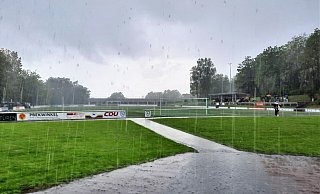 Nichts ging mehr gestern Nachmittag am Kalkofen: Blitz, Donner und heftiger Regen ließen eine Fortsetzung des Pokalspiels zwischen dem TSV Oerlinghausen und dem Post-TSV Detmold nicht zu. - Oliver König