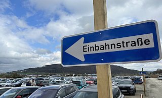 Kein Platz mehr: Auch der große Parkplatz bei Corvey war am Sonntag voll. Die Elferinnen und Elfer, wie die Parkanweiser heißen, wiesen Alternativen an. - Ralf T. Mischer