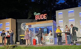 In der Komödie "Trudes Bude" treffen sich verschiedene Charaktere am Kiosk. Eine gute Vorraussetzung für Spaß und Verwirrungen. - Ann-Britta Dohle