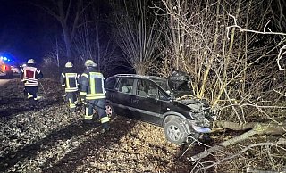 Der 25-jährige Fahrer kam während des Überholvorgangs von der Fahrbahn ab. Die B64 war während der Unfallaufnahme voll gesperrt. - Thorsten Heß