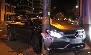 Die Frontschürze des Mercedes schloß Freundschaft mit dem Ampelmast. - Polizei Bielefeld