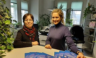 Michaela Henze (l.) und Claudia Genau präsentieren im Volkshochschulbüro im historischen Rathaus zwischen der Warburger Alt- und Neustadt das neue Programmheft. Foto: Dieter Scholz - Dieter Scholz