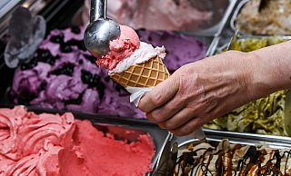 PRODUKTION - 24.05.2022, Berlin: Eine Kugel Erdbeereis wird in der Eisdiele «Eiskultur» in Schöneweide auf eine weitere Kugel in einem Waffelhörnchen gesetzt. Eiscreme und Sorbet gehören für viele Deutsche zum Sommer dazu. Jährlich werden neue Geschmacksrichtungen zum Trend ausgerufen. Viele bleiben dennoch lieber klassisch bei Vanille, Schoko und Erdbeer.Sommertrends '22: Angesagte Anglerhüte und Tennissocken) Foto: Jens Kalaene/dpa +++ dpa-Bildfunk +++ - Jens Kalaene