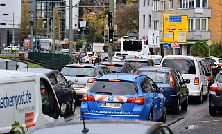 Auf jeden Erwachsenen in Bielefeld kommen 0,64 Autos. Kein Wunder, dass es kleinere Einschränkungen gleich ordentlich Stau verursachen - wie hier vor dem Adenauerplatz. - Barbara Franke