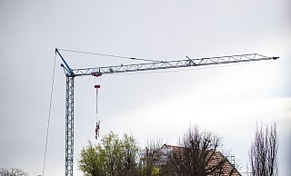 Eines Tages erfuhr die Stadtverwaltung von den Bauarbeiten, die der neue Eigentümer bereits begonnen hatte. Das Problem: Er hatte sich im Vorfeld nicht wegen einer eventuell nötigen Baugenehmigung gemeldet hatte. Zudem liegt das Grundstück im Außenbereich, wo Veränderungen die Ausnahme bleiben sollen. - picture alliance / Kirchner-Media/Wedel