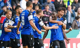 Die Spieler von Arminia Bielefeld feiern Merveille Biankadi (r.) für seinen Treffer zum 2:0 im DFB-Pokal gegen den VfL Bochum. - Andreas Zobe