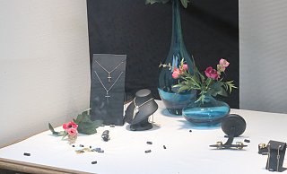 In dieser Auslage hat der bislang unbekannte Räuber zugeschlagen und zahlreiche Schmuckstücke entwendet. Der Schaden geht wohl in die Zehntausende. - Claus Frickemeier