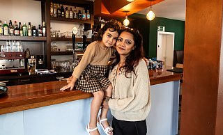 Tochter und Namensgeberin Lina Esperanza und Mutter Aischa Bajwa verlassen Versmold. - Andre Schneider