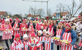 Der Nachwuchs der Anreppener Römernarren ist dieses Jahr als Popcorn-Tüten unterwegs. - Regina Brucksch