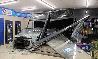 Da der Wagen die gläserne Front des Lidl-Marktes in Preußisch Oldendorf durchbrach, wurde der Eingangsbereich erheblich zerstört. - Polizei Minden-Lübbecke