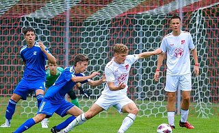 Theesens Leonard Hohner (am Ball) lässt in dieser Szene seinen Dortmunder Gegenspieler stehen. - Andreas Zobe