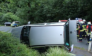 Das Auto kam auf der Seite liegend zum Stillstand. - Polizei Minden-Lübbecke
