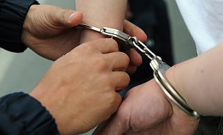 Die Polizisten konnten die Handschellen klicken lassen. - picture-alliance/ dpa