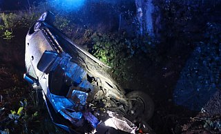 Der 16-jährige Fahrer verlor die Kontrolle über sein Fahrzeug und schleuderte in einer Rechtskurve in den linken Straßengraben. - Kreispolizei