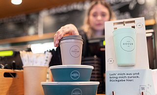 Das „WoBu“ an der Arndtstraße 8 macht alles richtig und bietet seit Januar gut sichtbar beworben an der Kasse nicht nur Mehrwegbecher an, sondern auch Pfanddosen mit Deckel zum Mitnehmen für die Burger, Curries und Salate. Viele andere zögern noch. - Oliver Krato