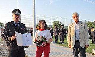 Abschied nehmen hieß es für den stellvertretenden Leiter der Freiwilligen Feuerwehr der Stadt Brakel, Karl Breker (links), der von Bürgermeister Hermann Temme die Entlassungsurkunde erhielt. Ehefrau Birgit Breker bekam einen Blumenstrauß. - Helga Krooß