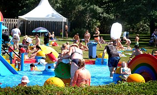 Bei der aktuellen Hitze tut eine Abkühlung im Freibad gut. Doch das kostet Geld, die Preispolitik findet nicht jeder gerecht. Denn Alleinerziehende werden in Gütersloh nicht extra berücksichtigt. - Andreas Frücht (Archiv)