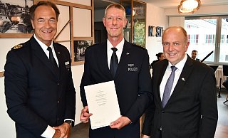 Bei der Verabschiedung: Michael Schemke, Inspekteuer der Polizei (v. l.), Leitender Polizeidirektor Ulrich Ettler und Behördenleiter und Landrat Christoph Rüther. - Polizei Paderborn