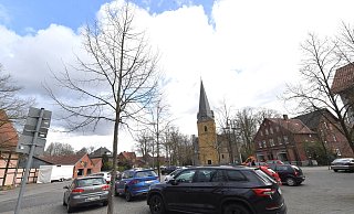 Weil der vor 25 Jahren letztmalig umgestaltete Isselhorster Kirchplatz nicht mehr attraktiv erscheint, soll er neu gestaltet und autofrei werden. - Jens Dünhölter