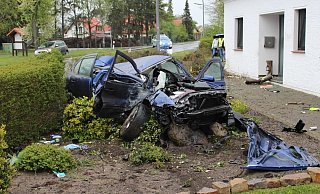 Der Seat wurde bei dem Unfall komplett zerstört. - Polizei Minden-Lübbecke