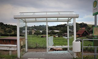 An 16 Wartehäuschen im Kreis Paderborn wurden Scheiben eingeschlagen. Hier ein Tatort in Borchen-Etteln. - Polizei Paderborn