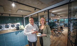 Jana und Fred Breipohl betreiben die „Waschküche“ direkt nebem dem Waschsalon. - Sarah Jonek
